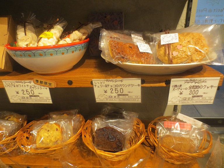 焼き菓子やジャムがレジ横の棚に。