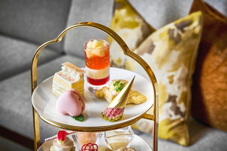 かわいらしいフォルムの「桃のマカロン」などがのった、上段プレートのイメージ。