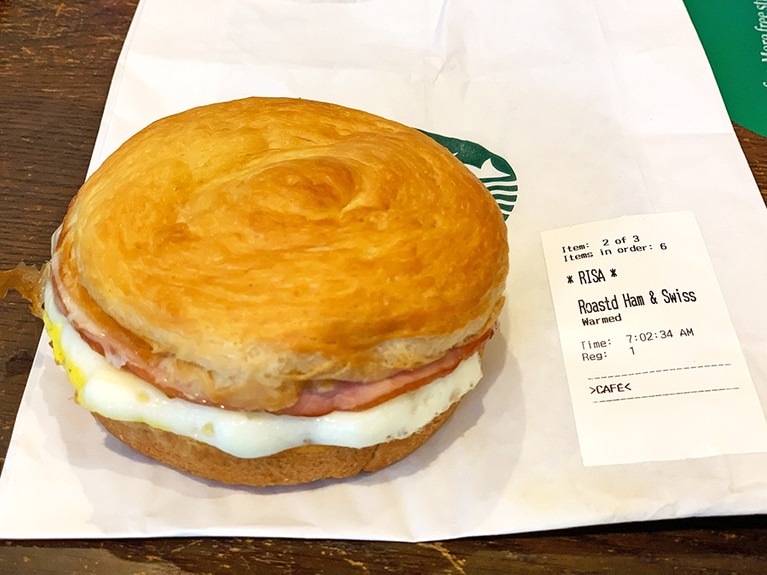 「ローステッドハム、スイス＆エッグサンドイッチ」5.15ドル(460カロリー)。