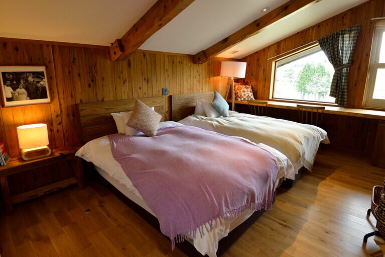 人類初のエベレスト登頂者・ヒラリー卿が泊まった部屋。山小屋らしい風情と窓外の景色が楽しめる。33,000円～。ベッドはシモンズ。