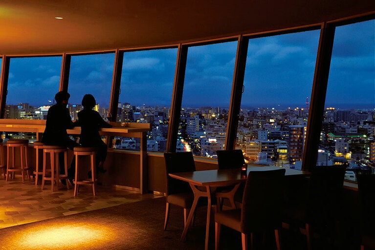 360度の夜景を楽しめるプレミアラウンジ。