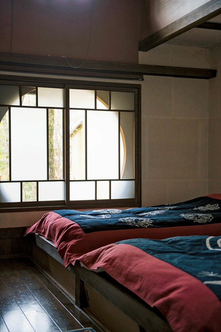 【湯富里の宿 一壷天】ひとり滞在におすすめの部屋 「真朱」。二間続きの和室には、玄関、リビング、寝室、半露天風呂、テラスがあり広々。