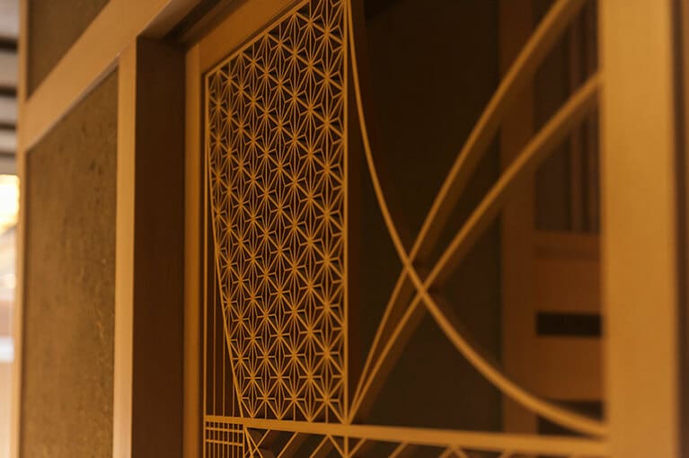 独特な建物の建築は、羽深隆雄氏によるデザイン。組子障子など伝統技法を用いたインテリアは見応えあり。