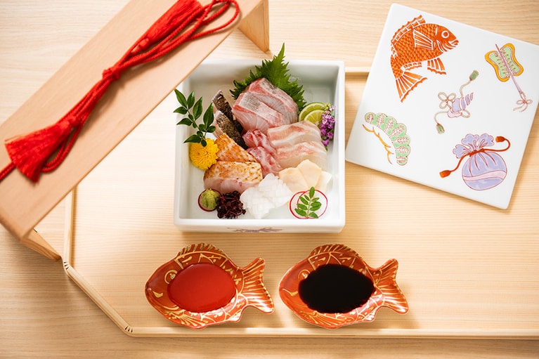 祝福感にあふれるおもてなしも好評で、縁起のいいモチーフと食材をちりばめた夕食は満足感たっぷり。