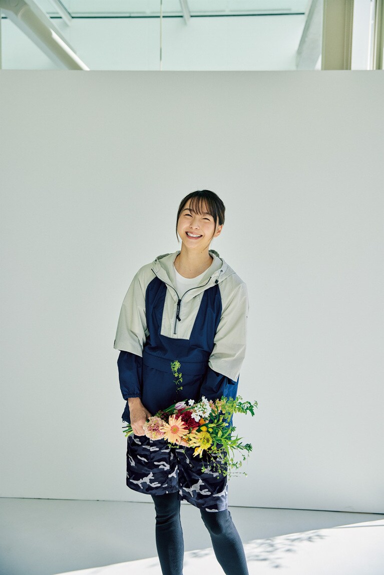 背裏はメッシュ仕様。さらに脇下にはベンチレーションも備え、通気性も抜群だ。両裾にドローコードを配し、シルエットのアレンジも自在。ボトムスにはオリジナルのカモ柄をのせ、格子調にエンボス加工を施した立体感のあるベルト付きショーツを。エンボス加工はデザインの表現だけでなく、汗がベタつきにくい肌離れのよさにも寄与。裏地にはメッシュを用い、清涼感のある履き心地に。パーカ 26,400円、ショーツ 19,800円。