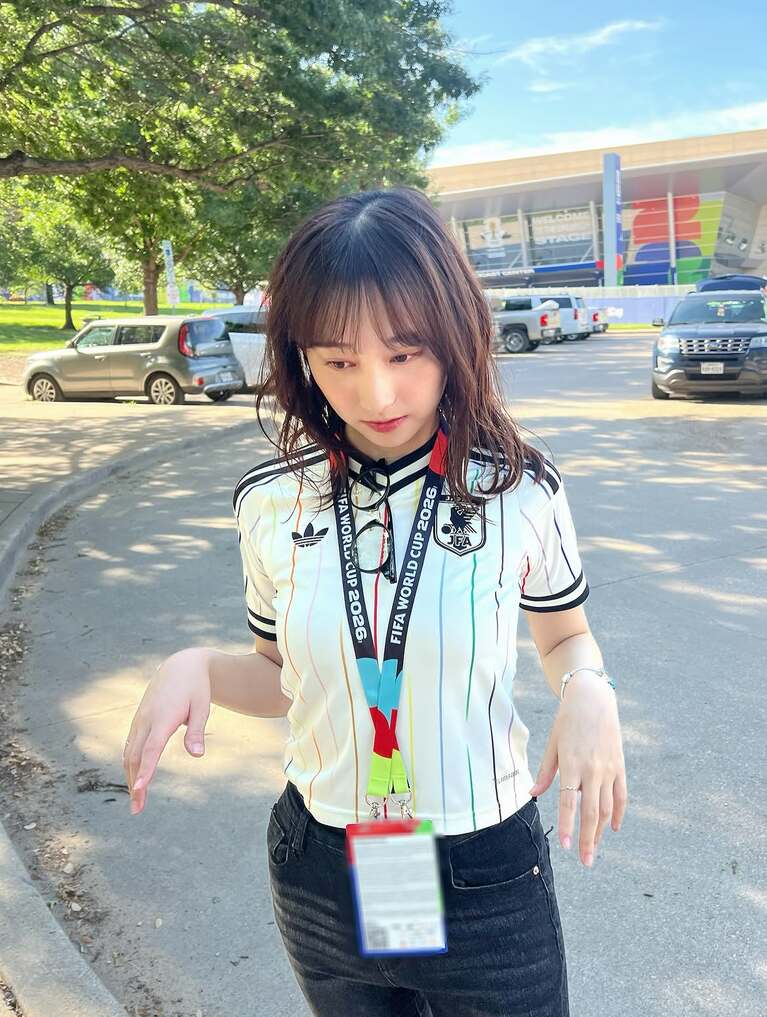 「可愛すぎる」「スタイル良すぎ」と話題になった影山優佳さんのアウェイユニフォーム姿（本人のInstagramより引用）
