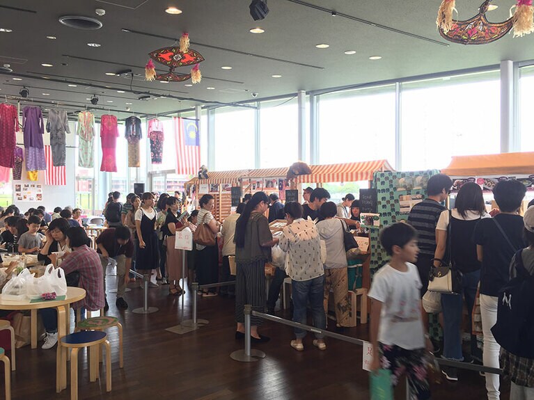 今年で3回目を迎える人気のイベント。食事のほか、調味料、スパイス、なまこ石けんなどマレーシア産の食品や雑貨が多数そろう。バティック絵付けのワークショップ、音楽演奏、クイズ大会も開催。