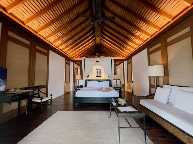 客室にはソファやライティングデスクもあって広々としている。