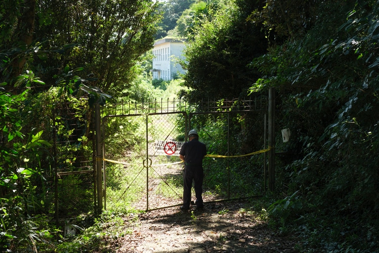 フェンスゲートを通り、灯台へと向かう。