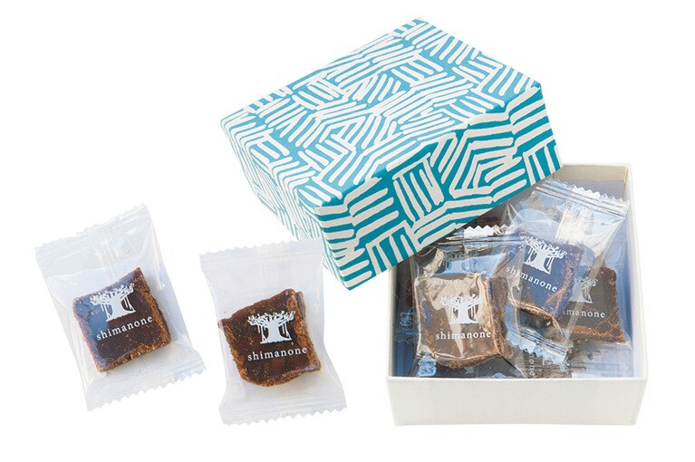 宮古島「HOTEL LOCUS」のオリジナル柄がデザインされた黒糖入り小箱 580円。