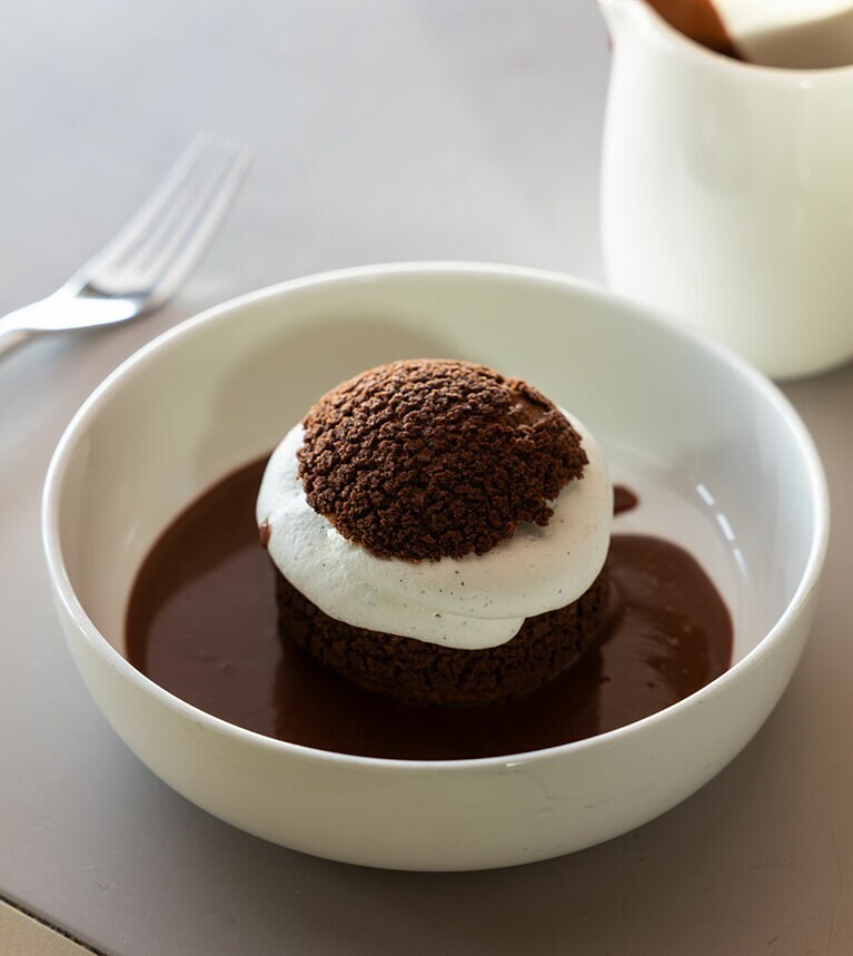 濃厚なカカオの香りから素材のよさが伝わる“プロフィトロール”。