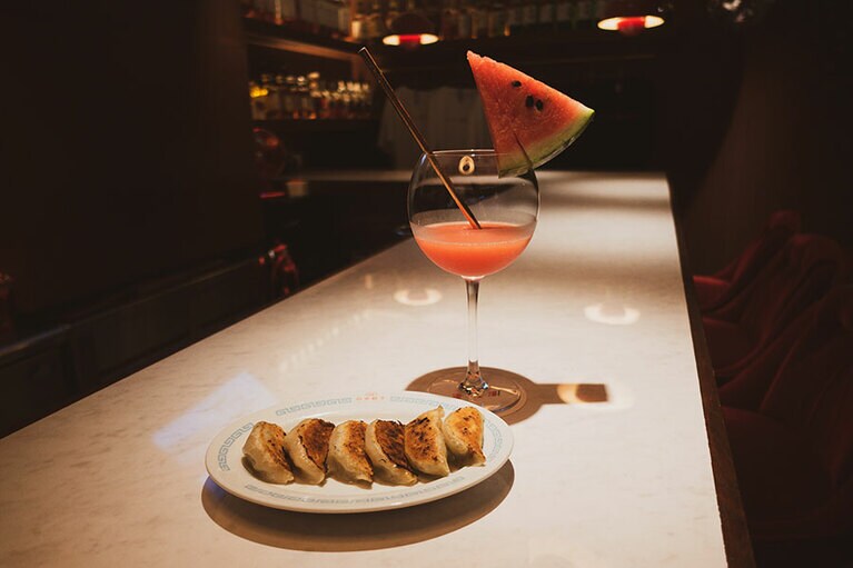 「白井餃子」800円、「特製すいかカクテル」1,500円。