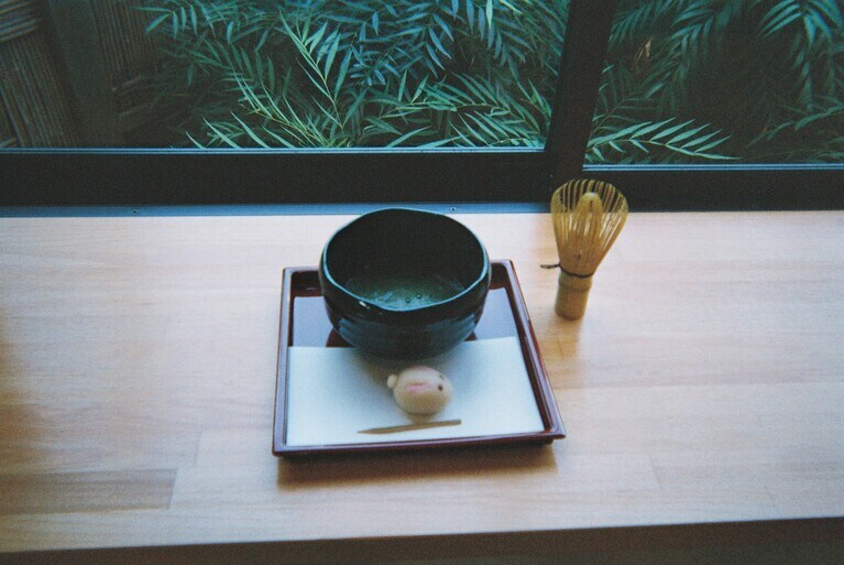 抹茶体験。お茶菓子を3種類から選べる。私はうさぎのお菓子を選びました。