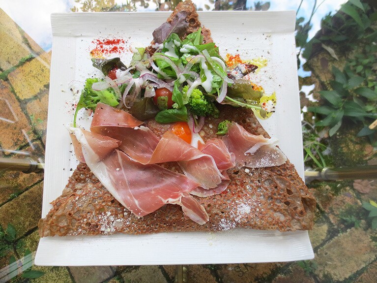 おかずガレット「篠山地野菜とイタリア産生ハムのガレット」850円。