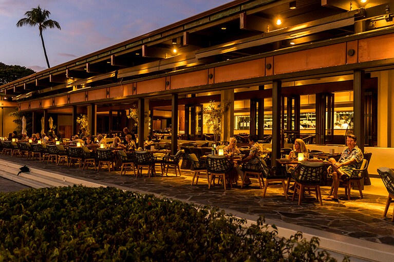 テラス席でゆったりくつろいでディナーを堪能。