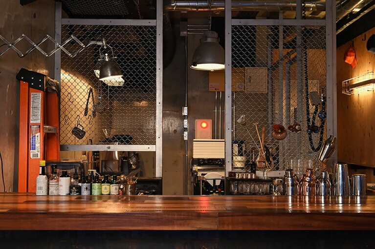 正面のカウンターの奥には、金網のフェンスで囲われた作業場が見える。