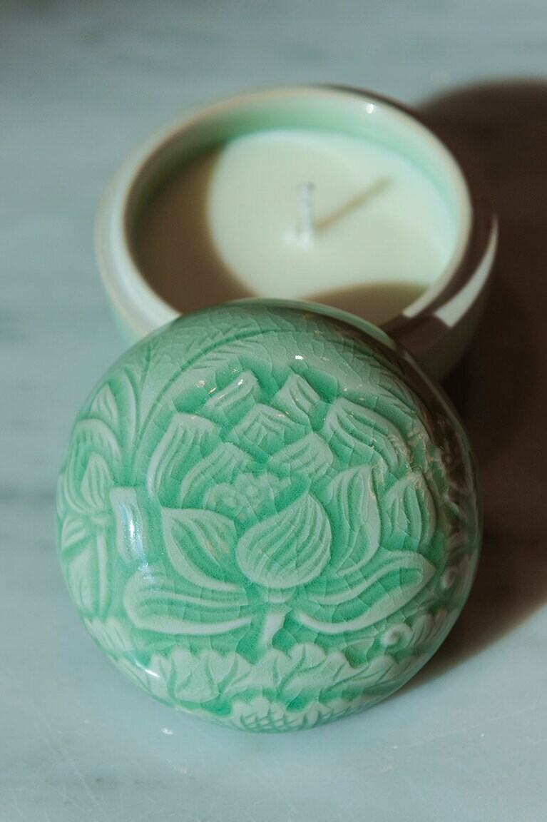 セラドン焼の容器入りアロマキャンドル 599タイバーツ。