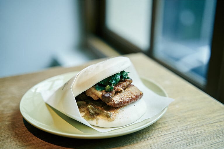 饅頭がふっくらとした刈包(Taiwanese Burger) 100元。ビールとの相性が抜群です！