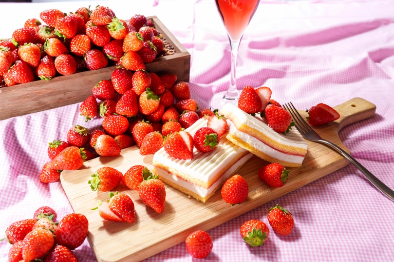 「いちごの収穫祭」第2弾のイメージ。1名5,000円（税・サ込／サラダバーとのセット注文必須）、要予約。提供期間／～2026年5月31日（日）まで。