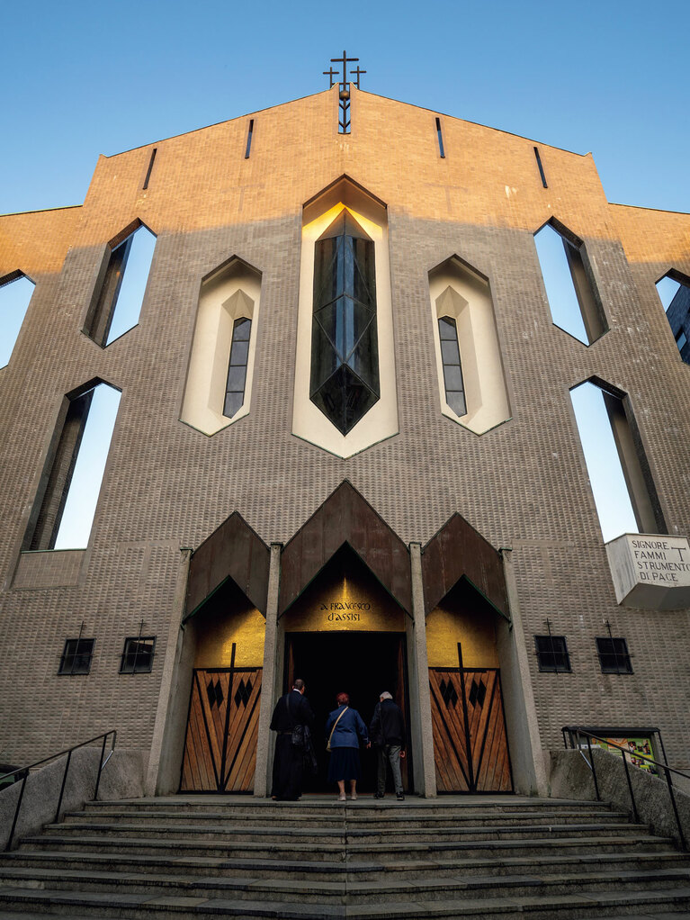 モダニズムを代表する建築家ジオ・ポンティによるサン・フランチェスコ・ダッシジ・アル・フォッポニーノ教会。開館は1964年。六角形の開口部が特徴。