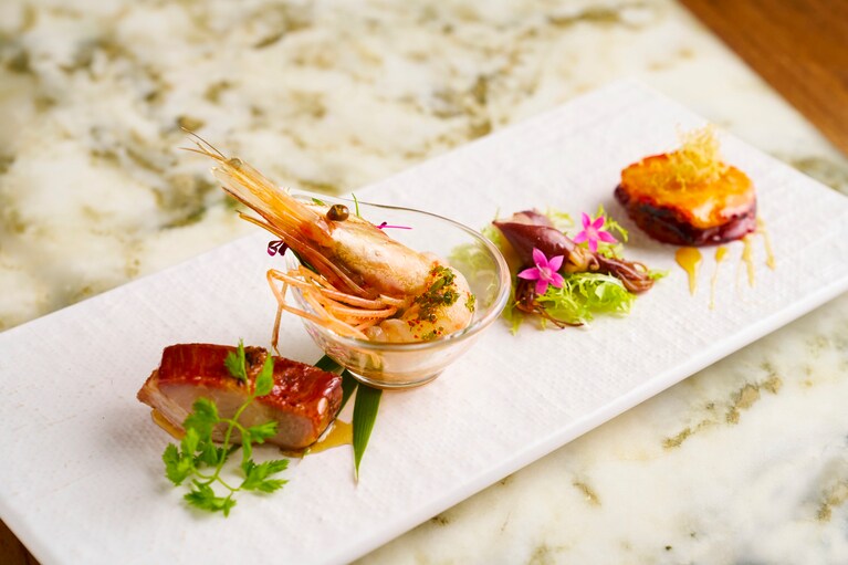 ランチコースの前菜は「ヘイフンテラス」の小室シェフが手掛ける広東式焼き物の盛り合わせ。