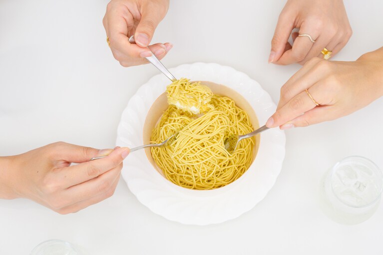 なかには栗のムースや白あんが隠れている。