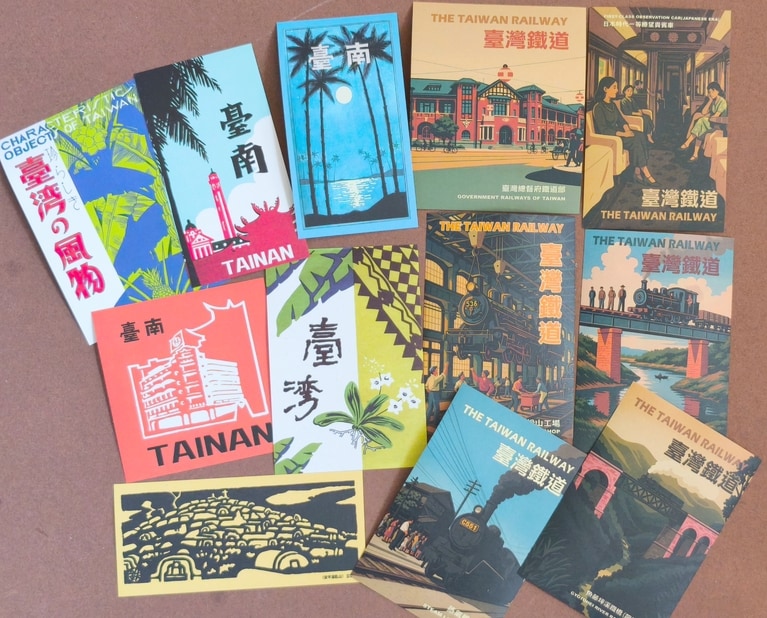 レトロな書体や絵のタッチが魅力的なステッカー。