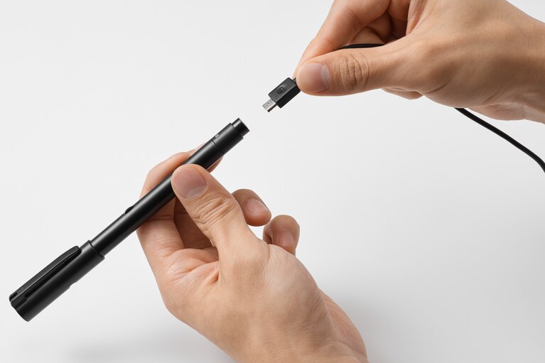 充電式のペンは、文具ケースに入れていても違和感ないほど普通のペンと変わらない形状。