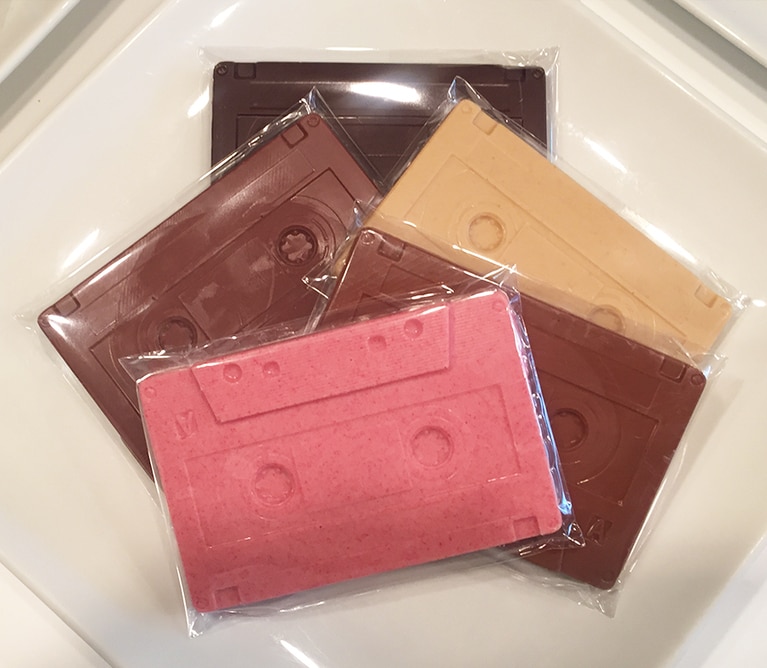 遊び心が感じられて、見ているだけでワクワクしてしまう、カセットテープのチョコレート「オーディオ」1枚1,200円。