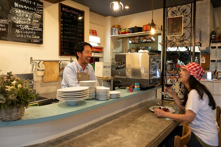 いつも楽しいオーナートークのおかげで、ひとり飲みでもまったく飽きることがないのです。あぁ、今日も大笑い！