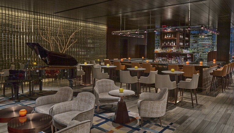 “モダンジャパニーズ”をコンセプトにした美空間から、煌びやかな夜景を望みつつオリジナルカクテルなどが堪能できる「マンダリンバー」。