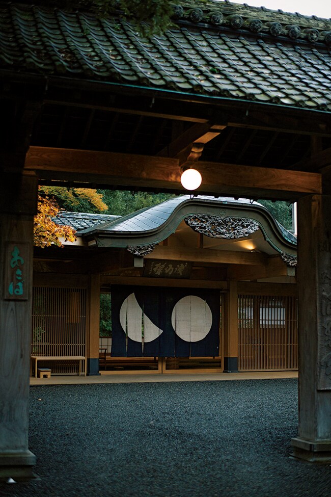 【あさば】藍染めが美しいのれんの柄は、あさばをまさに象徴した潔く美しい意匠。Photo: Takafumi Matsumura