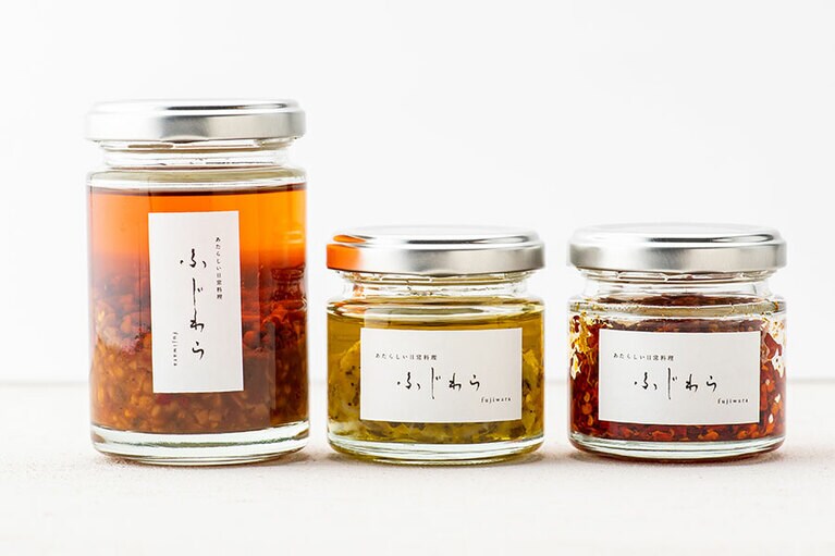 左から：納豆辣油〈105g〉1,296円、パクチーレモンオイル〈50g〉864円、おいしい唐辛子〈30g〉864円。