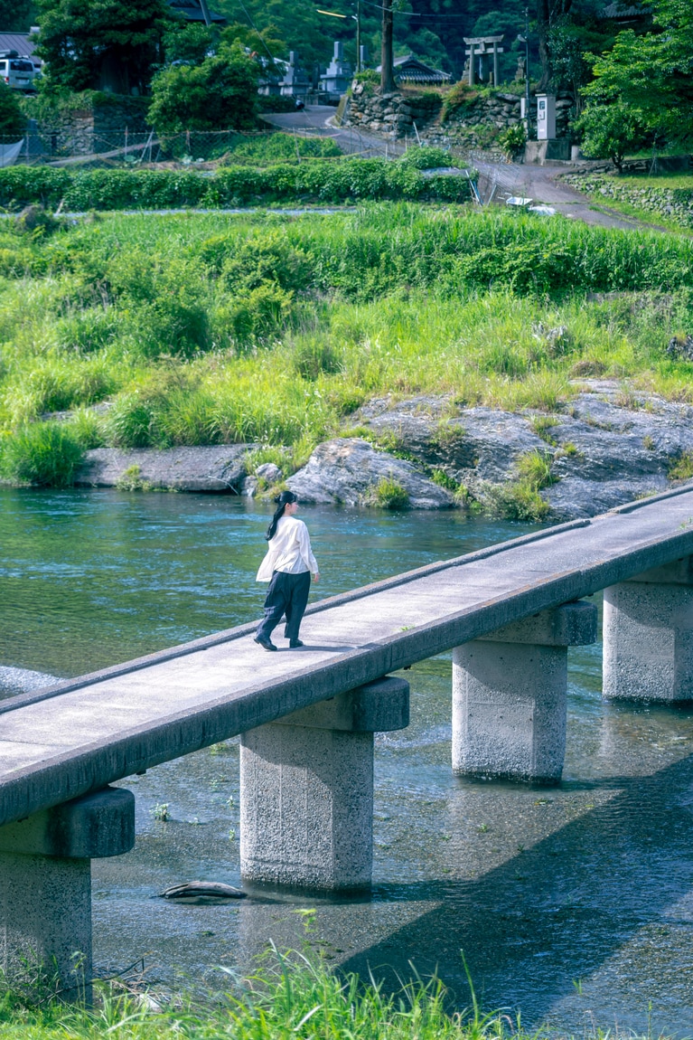 【俳優・山田杏奈がネストローブをまとう】徳島の風が肌に触れる、“心地よさの源泉”を巡る旅