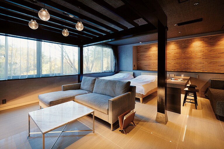 【リバーリトリート雅樂倶】部屋は洋室か和洋室。スタンダード、デラックス、スイートが揃い、それぞれコンセプトにより空間構成とインテリアが異なるので好みの部屋を選びたい。