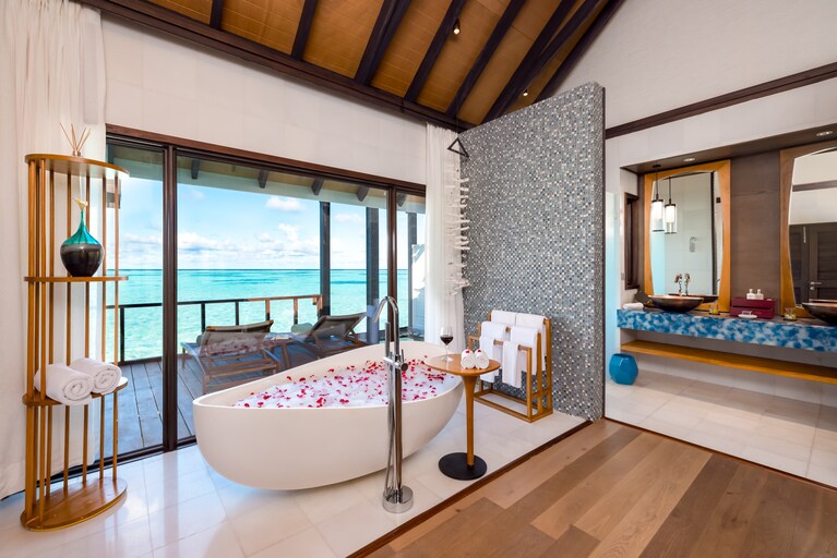 ベッドルーム側から開き戸を開けると、バーンと広いバスルーム。クローゼットもこのエリアに。