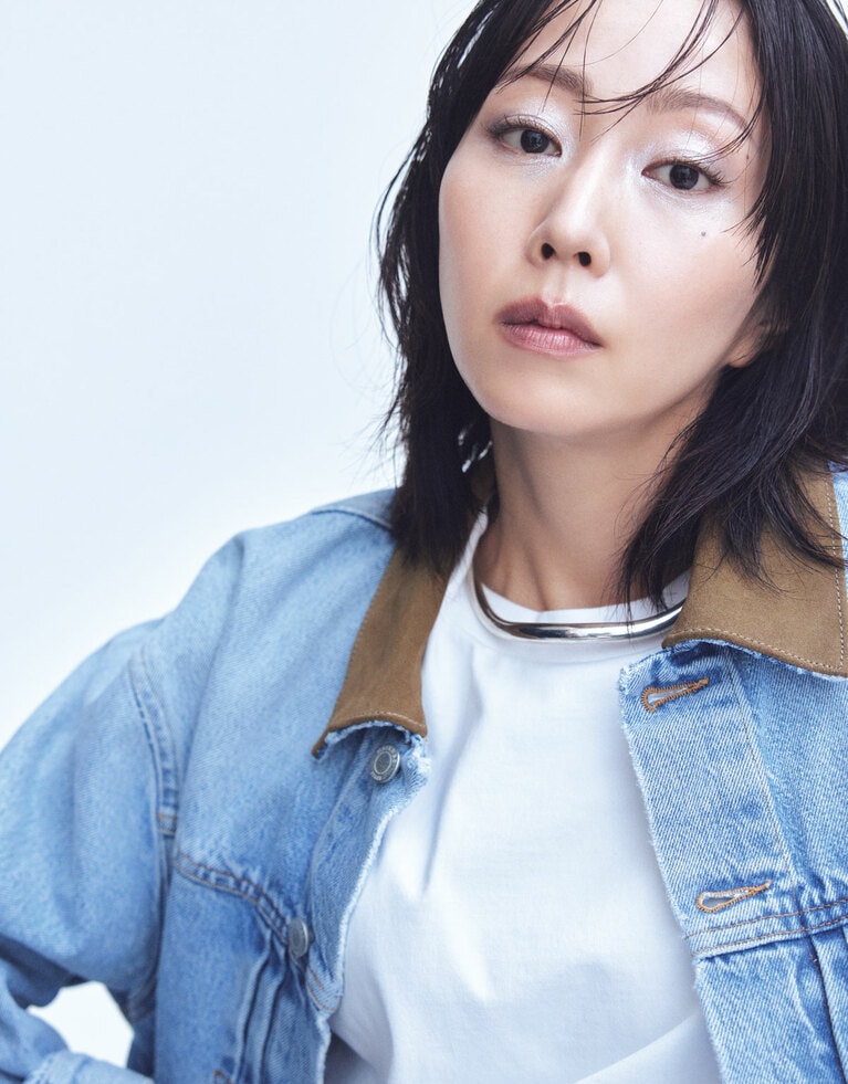 木南晴夏さん：デニム ジャケット 80,300円／ハイクル（ジャーナル スタンダード レサージュ 銀座店）T シャツ 16,500円／ロエフ（エイチ ビューティ&ユース）チョーカー 326,700円／シャルロット シェネ（シャルロット シェネ 青山店）
