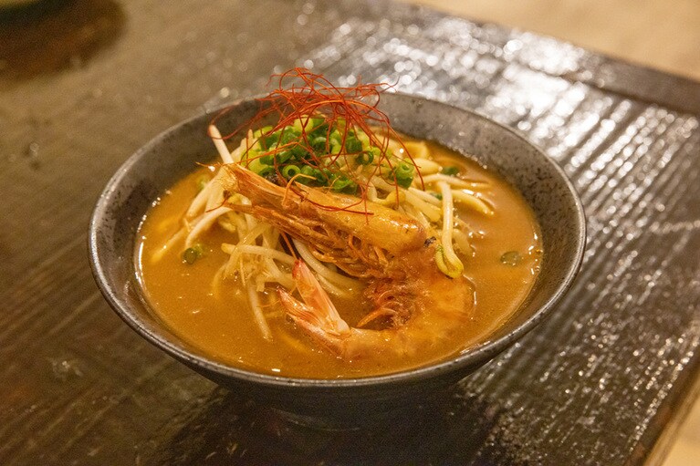 久米島名物・車海老を使った、濃厚な味わいのエビそば。