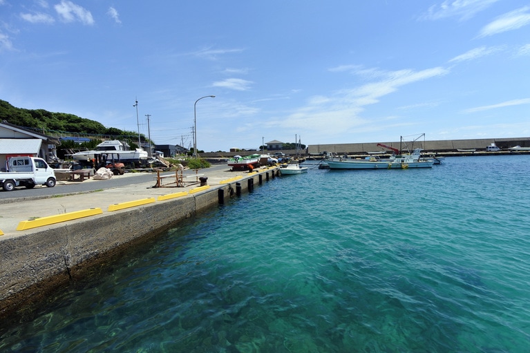 のどかな二次離島の黄島。港の中の海もきれい。