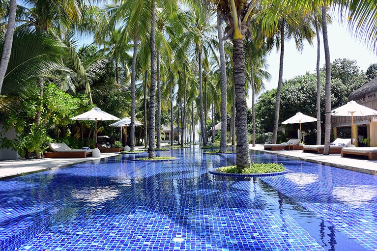 長いプールにはヤシが点在していたり、ジャグジーがあったり、いろんな仕掛けが。