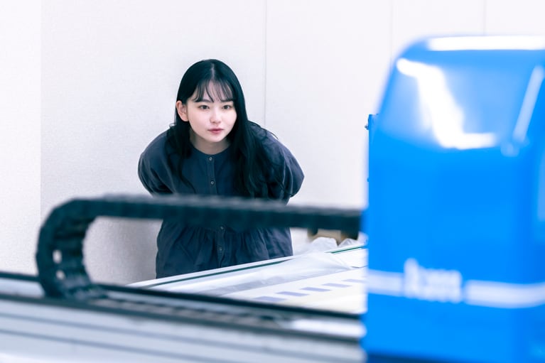 【俳優・山田杏奈がネストローブをまとう】徳島の風が肌に触れる、“心地よさの源泉”を巡る旅