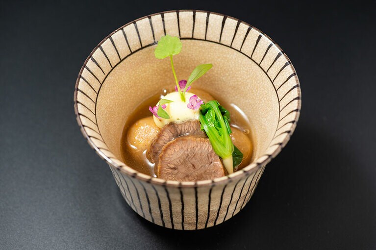 先附の「蓮根餅と牛タン吉野仕立て」。冬にぎゅっと味が凝縮する蓮根を使った蓮根餅をタンシチュー仕立てに。