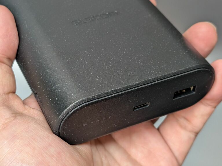 正面にはUSB Aポート、USB Type-Cポート、さらに残量表示のための5つのLEDを備えます