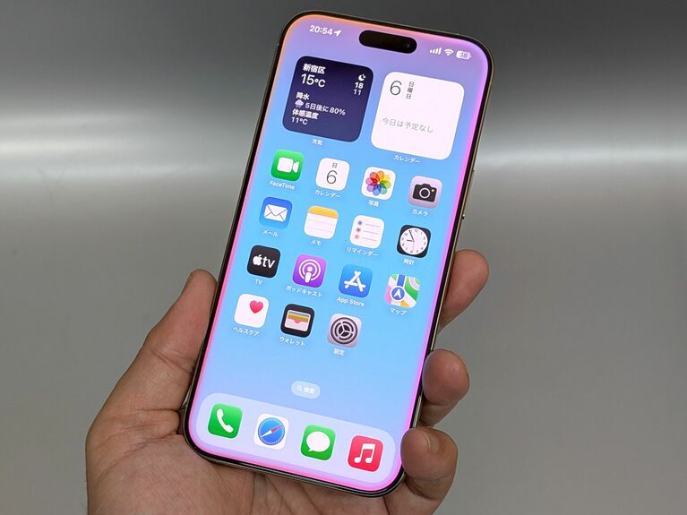 Apple Intelligenceで強化された「Siri」。利用中はiPhoneの縁が虹色に発光します