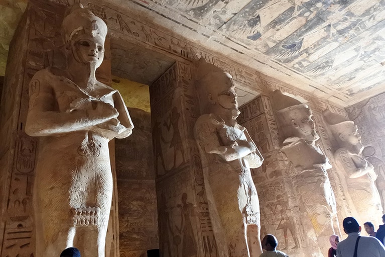 ラムセス2世が4体ずつ、左右に並ぶ大列柱室。通過する人々を睥睨しているかのよう。