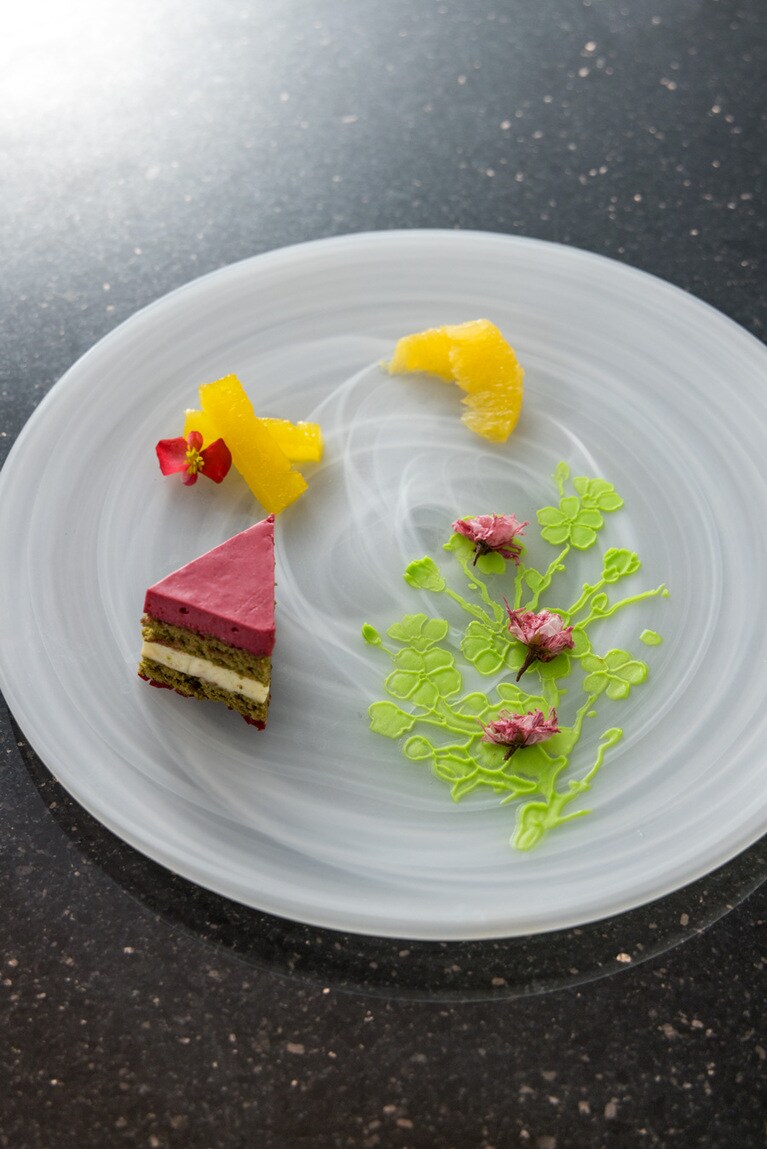 前菜からデザートまで、美しい一皿が次々と登場。