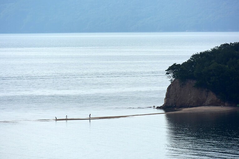 宿から見た、エンジェルロード。早朝から訪れている人が。