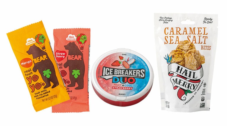 ［Sweets］左：見た目もかわいいフルーツロール。各1.29ドル／Down to Earth 中：アメリカのレジ横の定番といえば、アイスブレーカーズのタブレット。フレーバーも豊富に揃う。2.18ドル／Walmart 右：評判の高い大きめクッキー。グルテンフリー。6.39ドル／Down to Earth