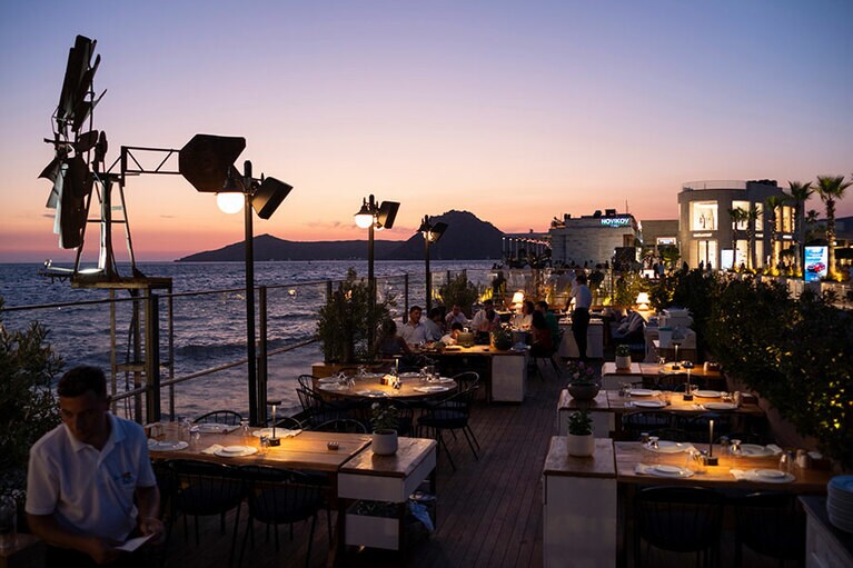 オープンエアで海にせり出した席は波音と潮風が心地よい。ライトアップが徐々に強まるマジックタイムはことさらドラマティックな雰囲気に。