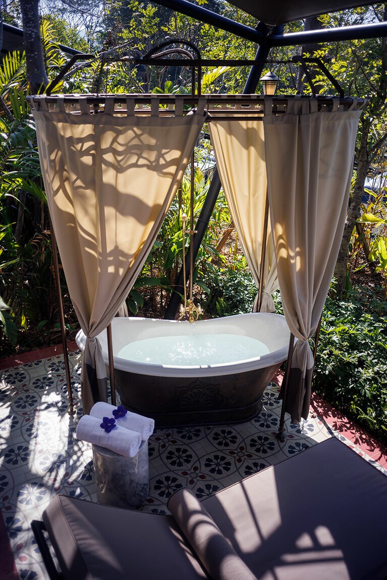 客車をアップサイクルした“ヘリテージ・レイルカー・1ベッドルーム・プールヴィラ”。テラスには優雅な屋外バスタブが。